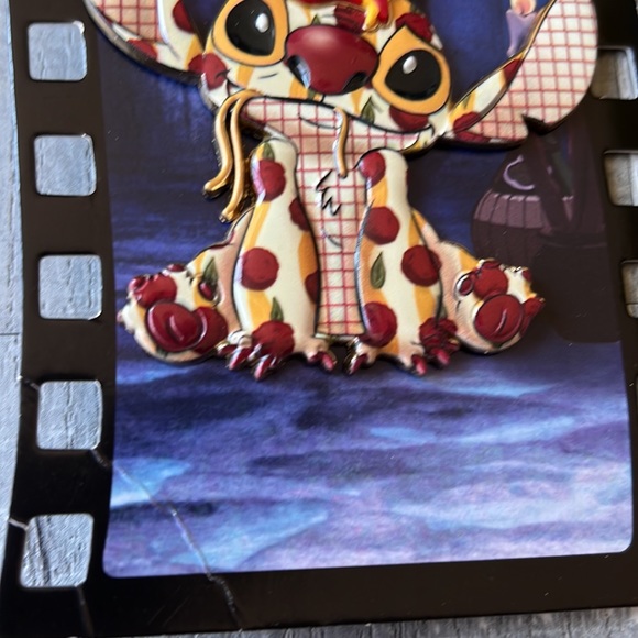 Stitch Crashes Disney Pin - Lady and the Tramp Movie (LIMITED EDITION) - Picture 3 of 5